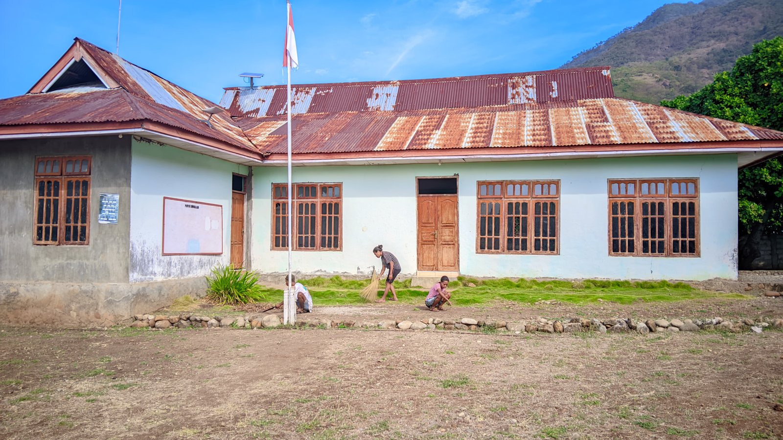 Pembersihan kantor desa lakatuli