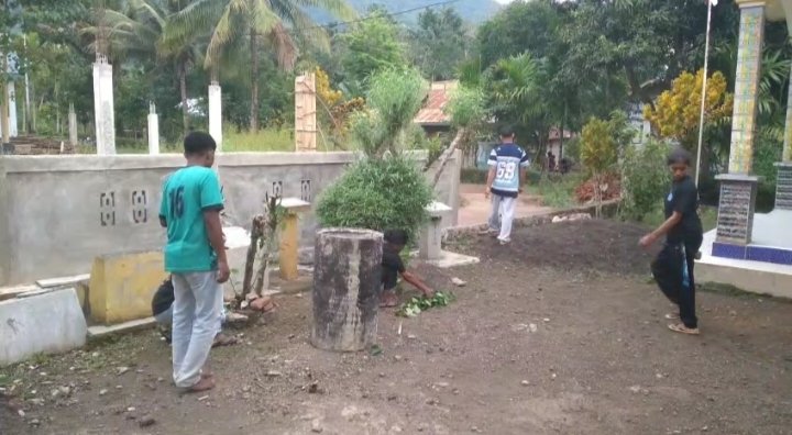 Pembersihan Halaman Kantor Desa Dapitau